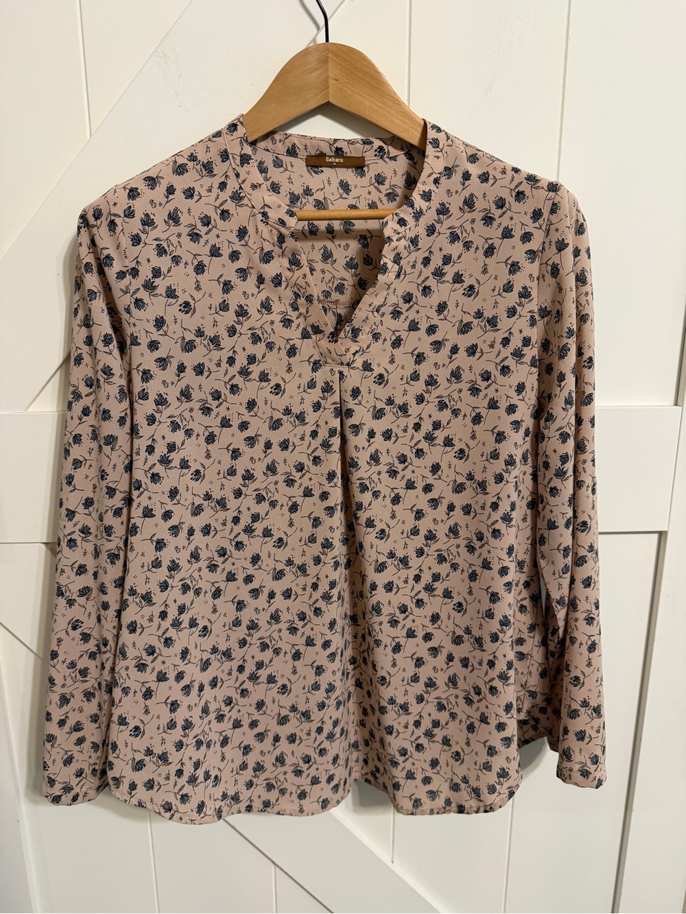 Gaharu Women’s Medium Notch-Neck Floral Blouse in Blush Pink Navy Accents